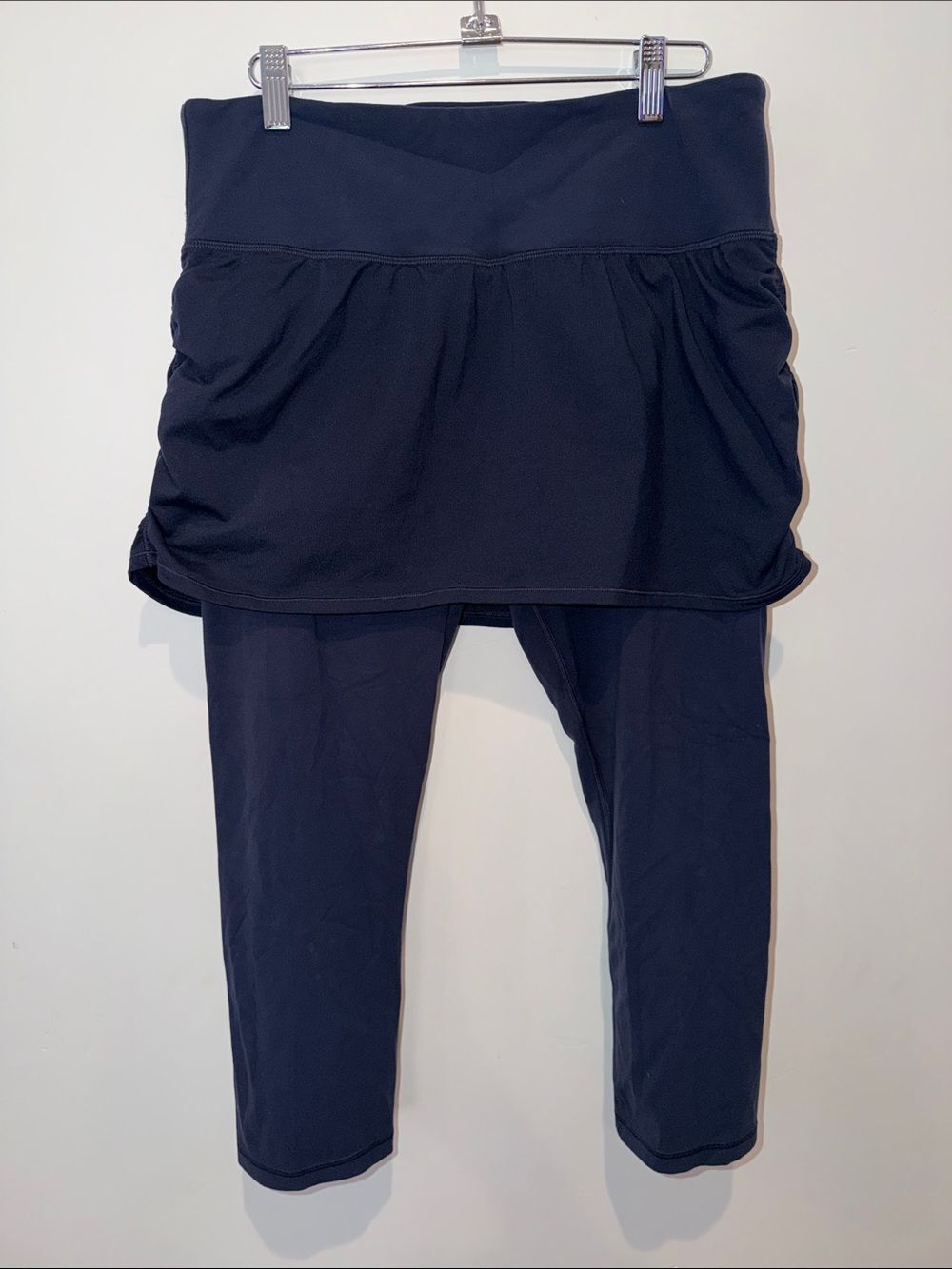 Athleta Elation 2 in One Skirted Capri Leggings Navy Blue Women’s Size Large